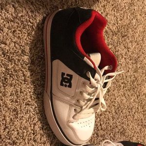 Men’s DC skate shoes.